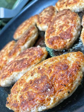 Kızarmış köfte, pirzola kızartma tavasında yağda kızartılır, Ukrayna. 