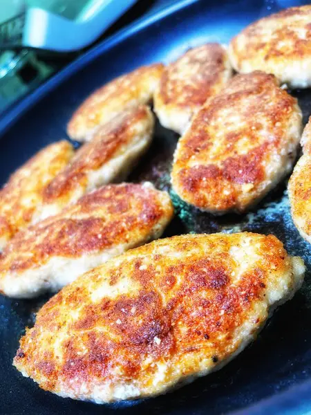 Kızarmış köfte, pirzola kızartma tavasında yağda kızartılır, Ukrayna. 