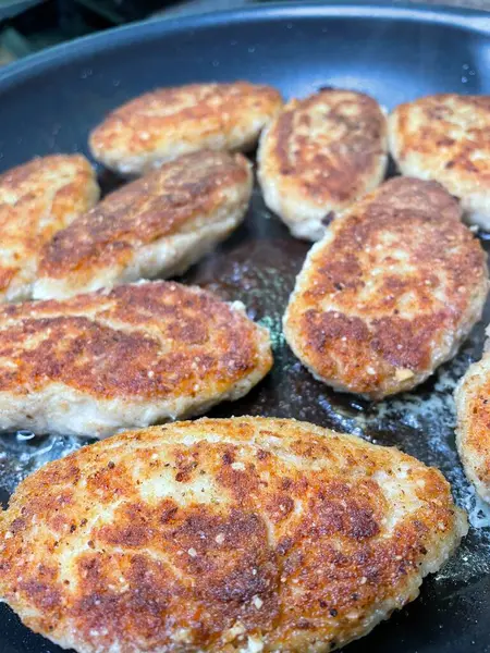 Kızarmış köfte, pirzola kızartma tavasında yağda kızartılır, Ukrayna. 