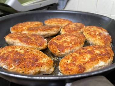 Kızarmış köfte, pirzola kızartma tavasında yağda kızartılır. Domuz eti, tavuk, Ukrayna mutfağı. 