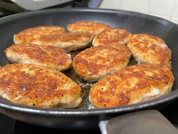 Kızarmış köfte, pirzola kızartma tavasında yağda kızartılır. Domuz eti, tavuk, Ukrayna mutfağı. 