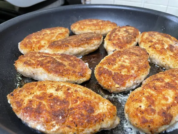 Kızarmış köfte, pirzola kızartma tavasında yağda kızartılır. Domuz eti, tavuk, Ukrayna mutfağı. 