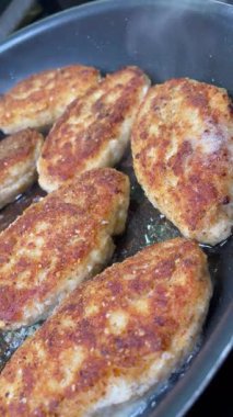 Kızarmış köfte, pirzola kızartma tavasında yağda kızartılır.