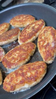 Kızarmış köfte, pirzola kızartma tavasında yağda kızartılır.