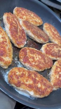 Kızarmış köfte, pirzola kızartma tavasında yağda kızartılır.