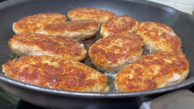 Kızarmış köfte, pirzola kızartma tavasında yağda kızartılır.