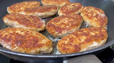 Kızarmış köfte, pirzola kızartma tavasında yağda kızartılır.