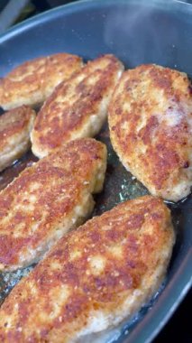 Kızarmış köfte, pirzola kızartma tavasında yağda kızartılır.