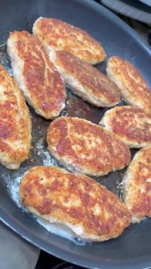 Kızarmış köfte, pirzola kızartma tavasında yağda kızartılır.