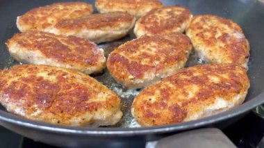 Kızarmış köfte, pirzola kızartma tavasında yağda kızartılır.