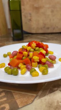 Taze sebze salatası ve meyve salatası ahşap bir tabakta, vitaminler, mutfak, yemek pişirme 