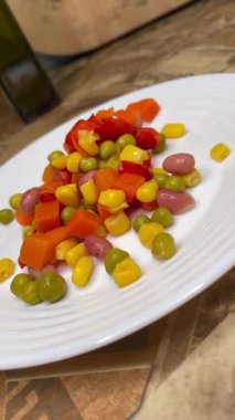 Taze sebze salatası ve meyve salatası ahşap bir tabakta, vitaminler, mutfak, yemek pişirme 