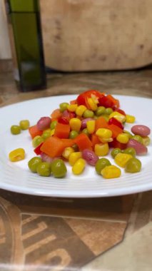 Taze sebze salatası ve meyve salatası ahşap bir tabakta, vitaminler, mutfak, yemek pişirme 