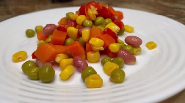 Taze sebze salatası ve meyve salatası ahşap bir tabakta, vitaminler, mutfak, yemek pişirme 