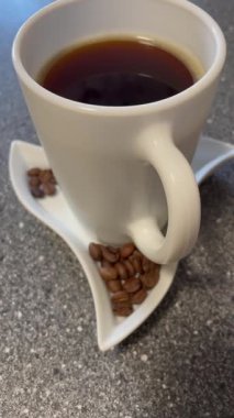 Kahve fincanı masada.