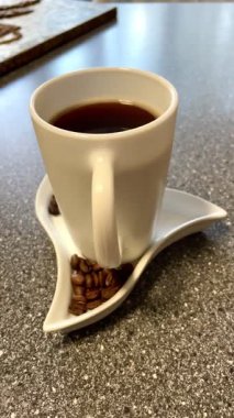 fincan sade kahve ve kahve çekirdekleri