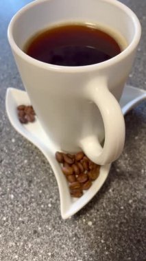 bir fincan kahve kavrulmuş kahve çekirdekleri ile.