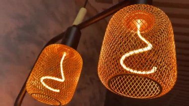 Ahşap arka planı olan güzel sarı bir ampulün yakın çekimi.