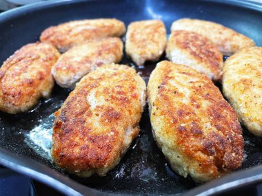 Kızarmış et pirzolası kızartma tavasında yağda kızartılır.
