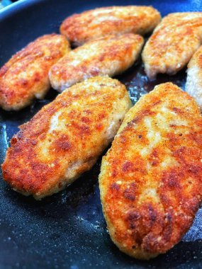 Kızarmış et pirzolası kızartma tavasında yağda kızartılır.