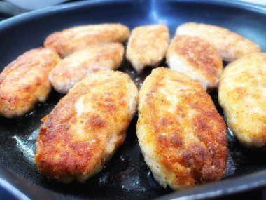 Kızarmış et pirzolası kızartma tavasında yağda kızartılır.