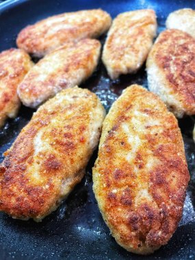 Kızarmış et pirzolası kızartma tavasında yağda kızartılır.