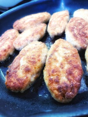 Kızarmış et pirzolası kızartma tavasında yağda kızartılır.