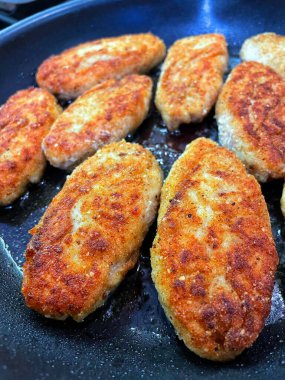 Kızarmış et pirzolası kızartma tavasında yağda kızartılır.