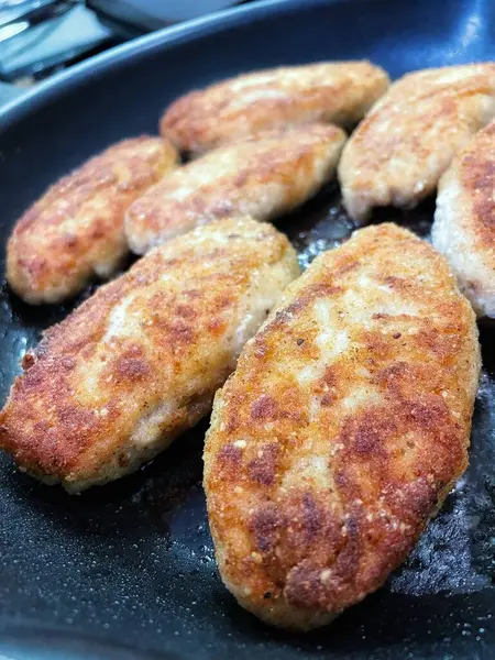 Kızarmış et pirzolası kızartma tavasında yağda kızartılır.