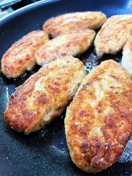 Kızarmış et pirzolası kızartma tavasında yağda kızartılır.