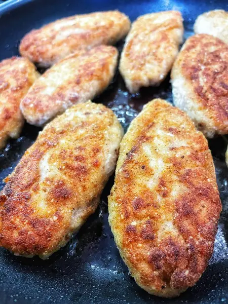 Kızarmış et pirzolası kızartma tavasında yağda kızartılır.