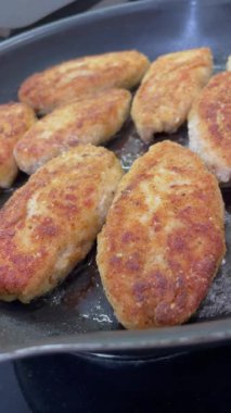 Kızarmış et pirzolası kızartma tavasında yağda kızartılır.