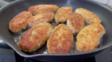 Kızarmış et pirzolası kızartma tavasında yağda kızartılır.