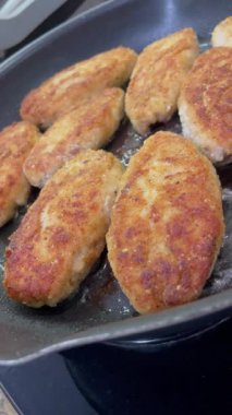 Kızarmış et pirzolası kızartma tavasında yağda kızartılır.