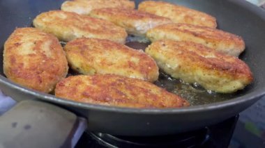 Kızarmış et pirzolası kızartma tavasında yağda kızartılır.
