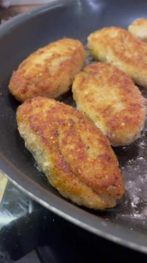 Kızarmış et pirzolası kızartma tavasında yağda kızartılır.