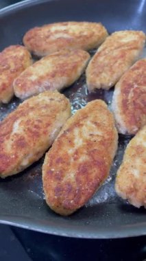 Kızarmış et pirzolası kızartma tavasında yağda kızartılır.