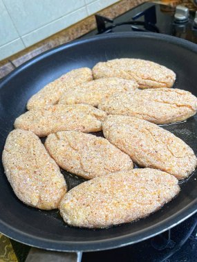 Kızartma tavasında et ve ekmek kırıntıları.