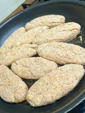 Kızartma tavasında et ve ekmek kırıntıları.