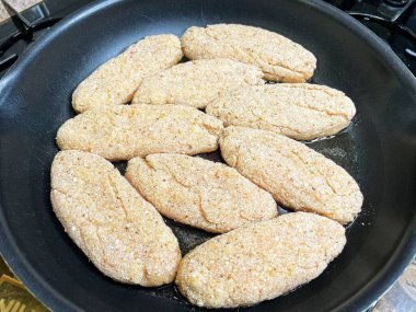 Kızartma tavasında et ve ekmek kırıntıları.