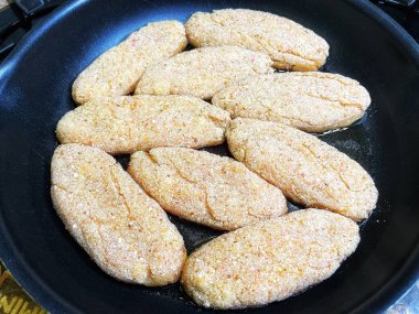 Kızartma tavasında et ve ekmek kırıntıları.