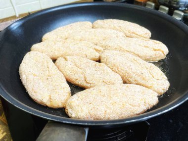 Kızartma tavasında et ve ekmek kırıntıları.