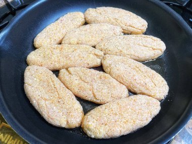 Kızartma tavasında et ve ekmek kırıntıları.