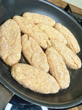 Kızartma tavasında et ve ekmek kırıntıları.