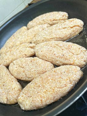 Kızartma tavasında et ve ekmek kırıntıları.