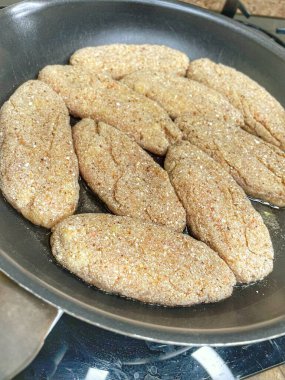 Kızartma tavasında et ve ekmek kırıntıları.