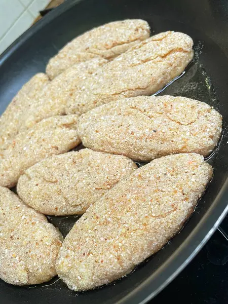 Kızartma tavasında et ve ekmek kırıntıları.