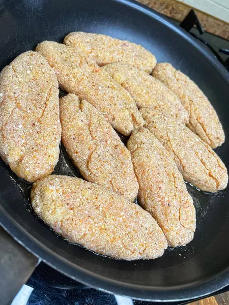 Kızartma tavasında et ve ekmek kırıntıları.