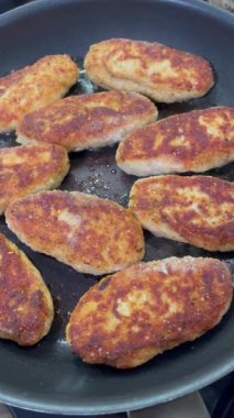 Ukrayna usulü leziz kızarmış et pirzolası. Yağlı tavada ekmek kırıntıları.