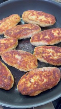 Ukrayna usulü leziz kızarmış et pirzolası. Yağlı tavada ekmek kırıntıları.